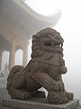 Lion gardien regardant vers le mont Emei, Chine.