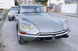 Une Citroën DS 20, face avant.