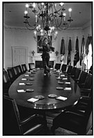 David Hume Kennerly: První dáma Betty Fordová tančí na stole v Cabinet Room v Bílém domě, Washington, 19. ledna, 1977[4]