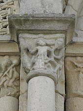 Photo d'un chapiteau en granite, avec une femme dont les seins sont dévorés par un crapaud