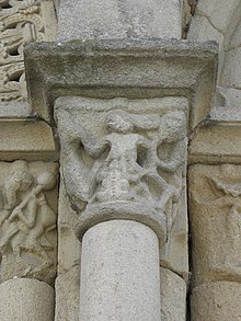 Photo d'un chapiteau en granite, avec une femme dont les seins sont dévorés par un crapaud