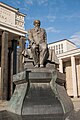 Dostojewski-Denkmal (1997) vor der Russischen Staatsbibliothek, Moskau