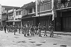 Een afdeling TNI militairen marcheert door een lege straat, Bestanddeelnr 888.jpg