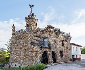 El Capricho, Rillo de Gallo, provinca Guadalajara, Castilla-La Mancha, Spanjë. Punim nga Antonio Martínez në vitin 2011.