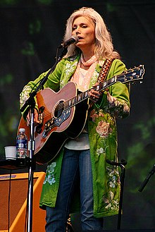 امیلو هریس در حال اجرا در سانفرانسیسکو، ۲۰۰۵