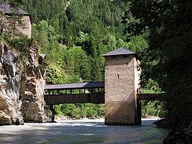 Ponte coperto sul fiume Inn a Nauders, Svizzera