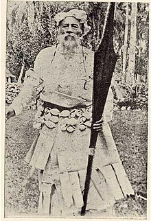 Fata-a-iki, Schwarz-Weiß-Fotografie eines Häuptlings in traditioneller Tracht und mit einem Zeremonialspeer.