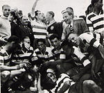 Les joueurs sétois réunis autour du trophée de la Coupe de France en 1934.
