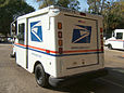 Fourgon Grumman LLV (Long-Life Vehicle) de l'US Postal à Eufaula en Alabama, conçu pour le service postal des USA, facile d'entretien, maniable et économique. Sa durée de vie approche les 30 ans. La carrosserie et l'assemblage sont réalisés chez Grumman, tandis que le châssis, basé sur le Chevrolet S-10 Blazer de 1982, est fabriqué par General Motors, ainsi que le moteur, l'instrumentation et la suspension avant.