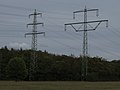 110-kV-Leitung nach Hirschhorn bzw. Heidelberg-Nord (links) und 220-kV-Leitung nach Hoheneck (rechts) mit einer spannungslosen Phase