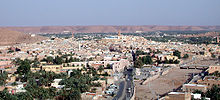 Panorama over Ghardaïa met de droge bedding van de wadi Mzab aan rechterzijde