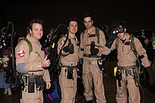 Фотография четырех мужчин, одетых как охотники за привидениями в форме цвета хаки.