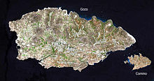 Satelita foto de Gozo (maldekstre) kaj Comino (dekstre)