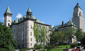 Hôtel-de-Ville de Quebec i l'edifici Price a la dreta