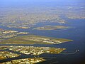 羽田空港の奥(北)に中央防波堤外側埋立地と荒川河口を望む（定期航空機より）。
