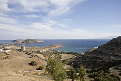 Veduta della baia ove approdano i traghetti provenienti dal Pireo e dalle altre isole delle Cicladi