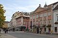 Die Neunkirchner Straße beginnt zwischen Nr. 29 (zurzeit Baustelle) und Rathaus