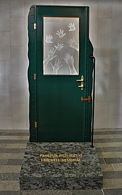 Památník rozloučení (Farewell Memorial) v průchodu hlavního nádraží