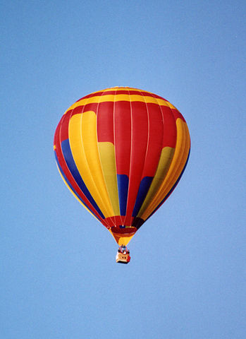 349px-Hot_air_balloon_in_flight_quebec_2