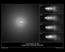 Dans la Galaxie NGC 3862, un jet extragalactique de matière projeté à une vitesse proche de la vitesse de la lumière peut être observé dans un angle particulier[26].