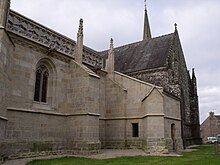 Petite bâtisse calée dans l'angle du chœur et du croisillon.