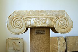 Joonialainen kapiteeli Arkhilokheionista, n. 525–500 eaa. Piirtokirjoitus noin vuodelta 400–380 eaa. kuvaa uhritoimituksia Arkhilokhoksen haudalla. Pároksen arkeologinen museo.