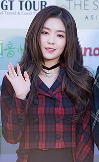 Irene Bae - 2016 Gaon Chart K-pop Awards red carpet 02.jpg