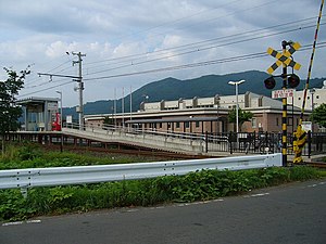 車站外觀 後方棕色建築物是弘前市立石川暖水泳池