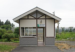 遠攝瀨邊地車站站舍。（2020年8月）