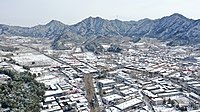 雪后的景陵村及景陵（图中偏上）