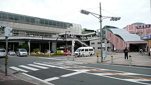 게이한 가도마시 역(오른쪽)과 오사카 모노레일 가도마시 역(왼쪽)