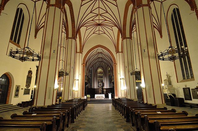 Intérieur très sobre de la cathédrale Saint Jean à Varsovie.