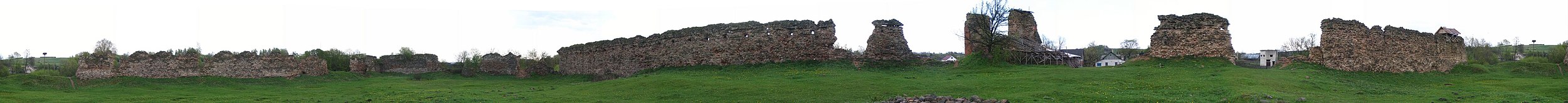 Panorama ruin zamku w Krewie przed rekonstrukcją