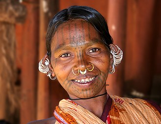 Une femme Adivasi de la tribu des Kondhs dans l'État indien d'Odisha, portant piercings et tatouages traditionnels. (définition réelle 2 967 × 2 278)