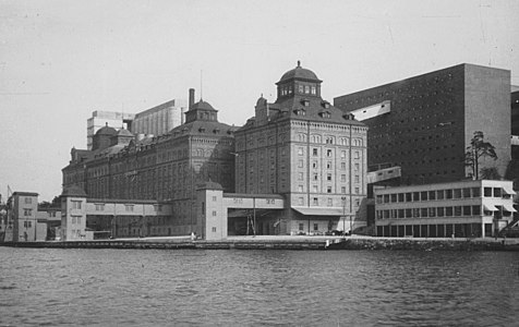 Kvarnanläggningen från väster 1931. Magasin 3 har fortfarande sitt ursprungliga tak. Till höger syns nybyggda Magasin 4 och nedanför marketenteriet.