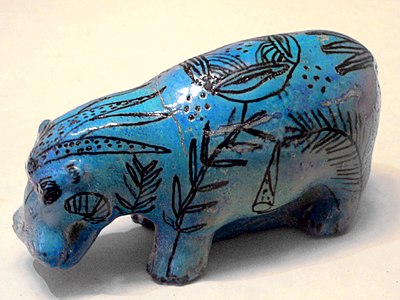 Statuette d'hippopotame couvert de plantes des marais. Milieu XIIe dyn. Faïence égyptienne, L. 20,5 cm. Louvre[13],[14]