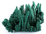 Малахитни сталактити (до 9 cm висина), од рудникот Касомпи, провинција Катанга, Демократска Република Конго. Големина: 21,6×16,0×11,9 см.