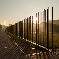 Lever de soleil sur le mémorial de la Bernauer Straße, qui commémore la chute du mur de Berlin, le 9 novembre 1989. (définition réelle 3 000 × 3 000)