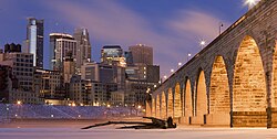 Downtown Minneapolis dall'altro lato del fiume Mississippi