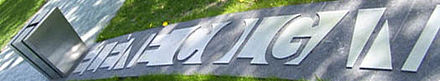 серая коробка высотой до пояса украшена большой буквой H; остальная часть имени Элен Колган написана большими выпуклыми буквами на земле парка