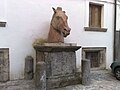Sculpture de tête de cheval dans la cour