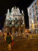 La plaza, de noche