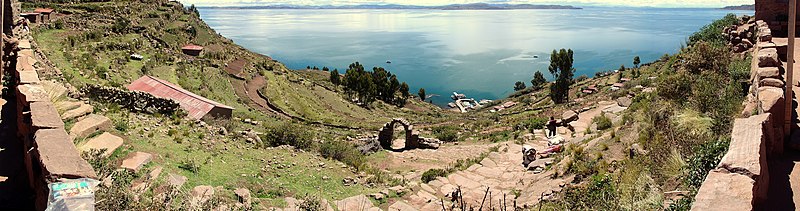 ’’بحيرة تيتي كاكا..اغرب بحيره’’ 800px-Panorama_Lac_Titicaca_-_Décembre_2006