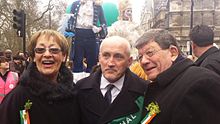 Член парламента Пэт Доэрти с Мэри Доэрти и Барри Макгиган на марше в честь Дня святого Патрика в Лондоне. (16232423774) .jpg