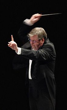 Petr Altrichter diriguje orchestr Filharmonie Brno na 5. ročníku hudebního festivalu Špilberk, 2004