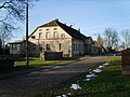 Gutsanlage mit Gutshaus, Parkmauer, rechter und linker Stallspeicher