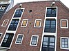 Dubbel pakhuis met gevel onder later versoberde trapeziumtop