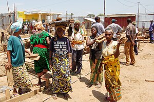 Bauarbeiterinnen auf einer Baustelle in Burundi