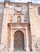 Portada con pilastras en la Colegiata de San Pedro en Lerma, España.