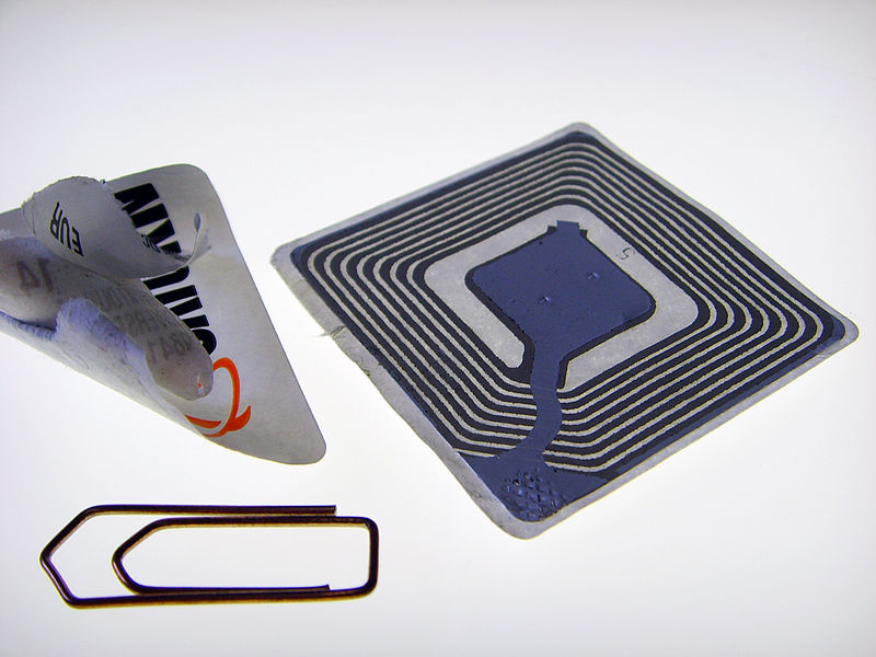 800px-RFID_Chip_007.JPG